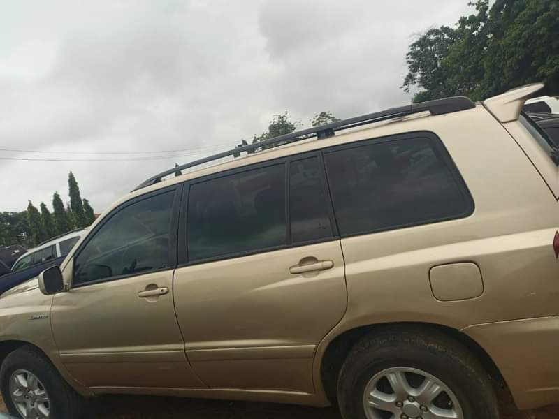 A picture of Toyota Highlander 2003 Sound engine and gear AC has leakage