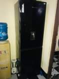 A picture of nauza fridge used linafanya kazi vizuri sana bei laki 3