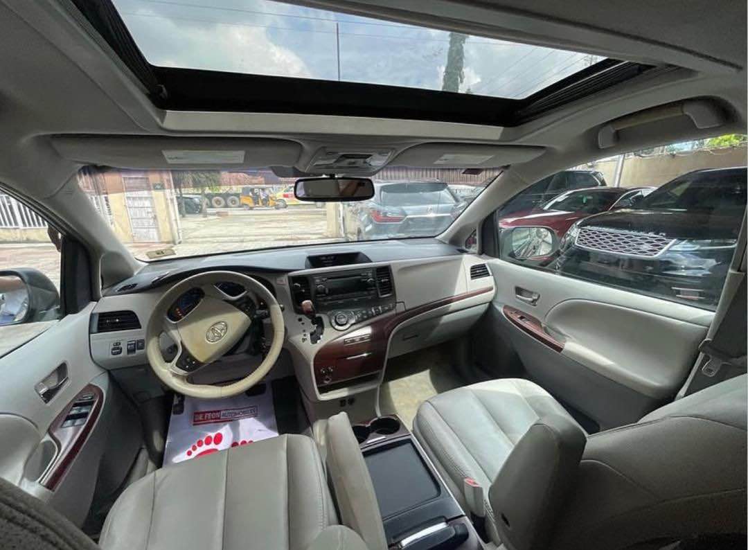 A picture of Barely used 2012 Toyota sienna Still smells toks