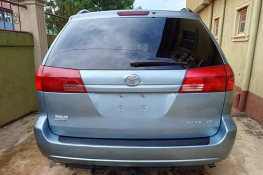A picture of Naija used Toyota Sienna 2004.