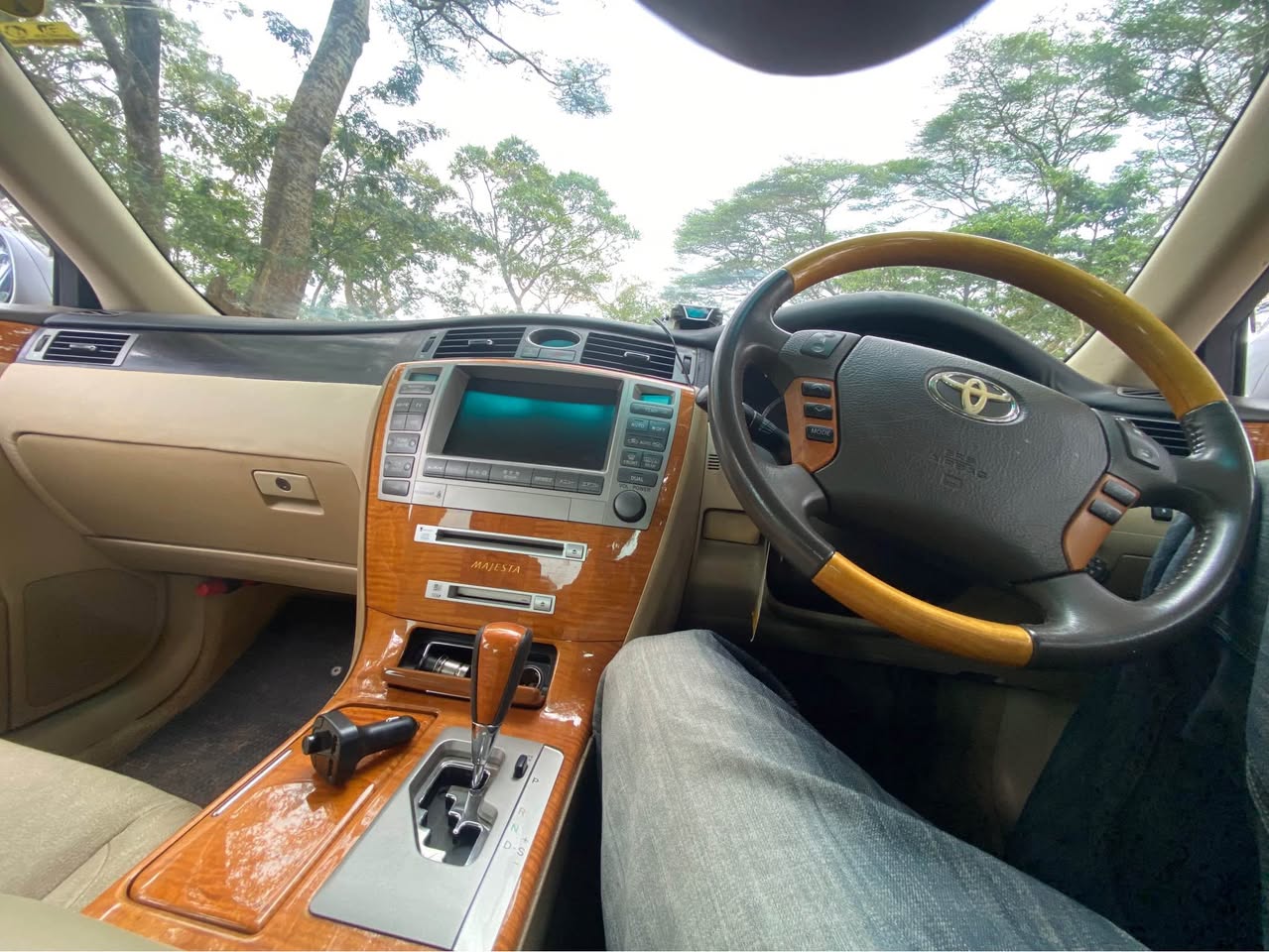 A picture of Toyota Crown Majesta Silver 2010