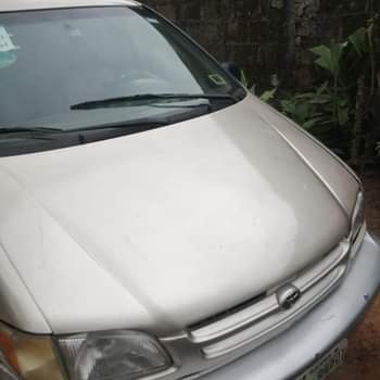 A picture of Toyota sienna 2000 model xle version
