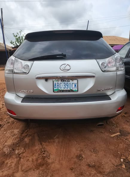 A picture of Lexus Rx330 Jeep