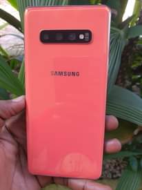 A picture of SAMSUNG S10 PLUS