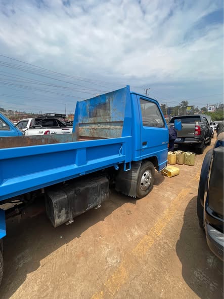 A picture of ISUZU ELF 2Tons