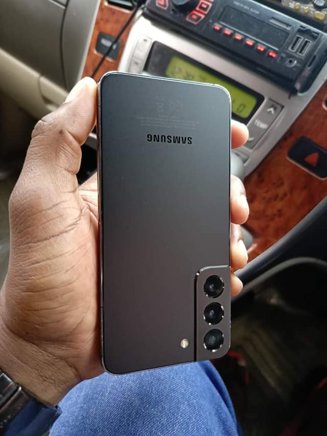 A picture of Samsung Galaxy s22 Gb 256 very crean 650k