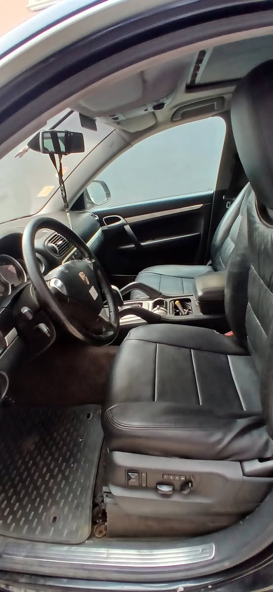 A picture of 2005 Porsche cayenne