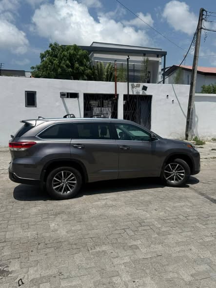 A picture of Toyota Highlander XLE 2017 Buy and drive nothing to fix