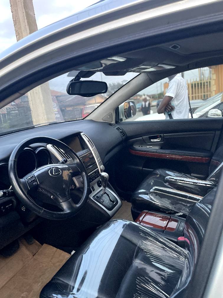 A picture of Lexus Rx330