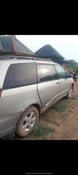 A picture of Toyota sienna 05