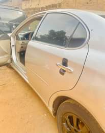 A picture of Dealers deal super clean Lexus ES300 For sell with bad
