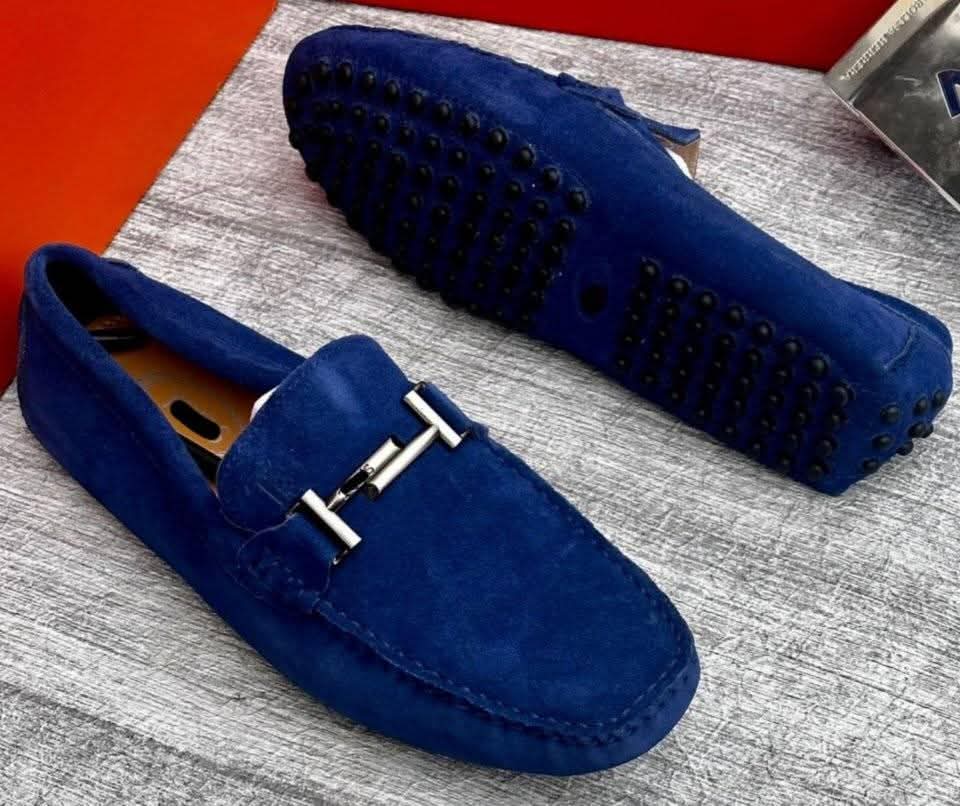 A picture of Men s sneakers Available in sizes 40 46 Payment validates