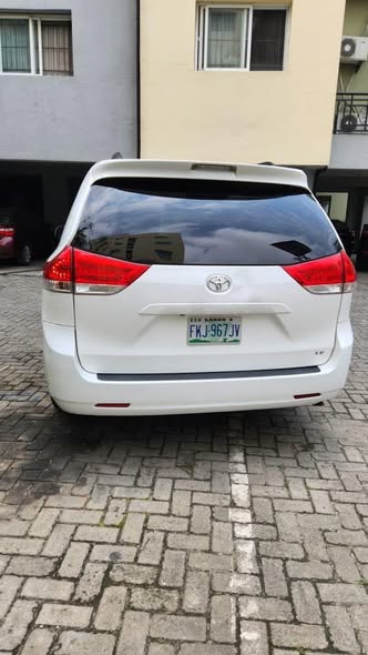 A picture of Toyota sienna LE 2011