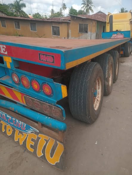 A picture of Flatbed trailer super single NI ROR MIL 15 TU BEBA