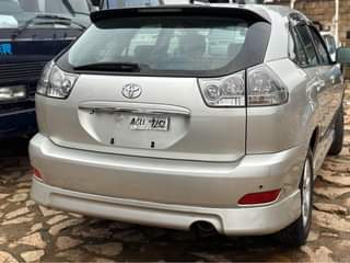 A picture of Toyota Harrier 2010 model