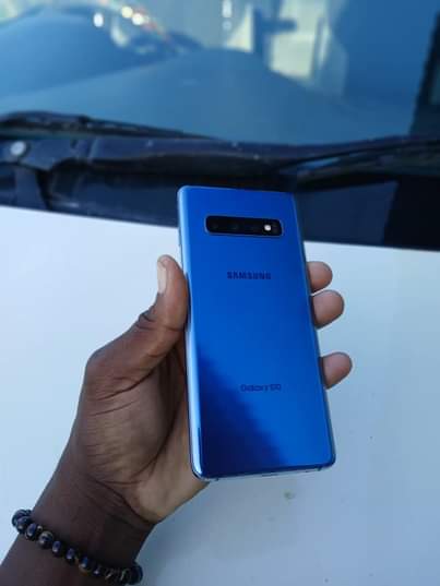 A picture of samsung galaxy s10 plain