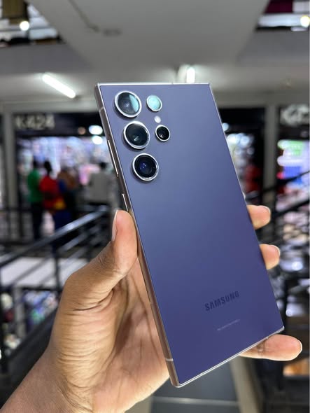 A picture of Samsung S24 ultra with slight crack at 1 7m call