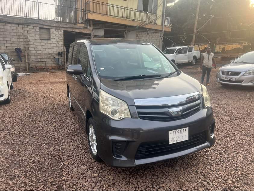 A picture of Toyota noah si 2010 4WD at only 40m negotiable contact