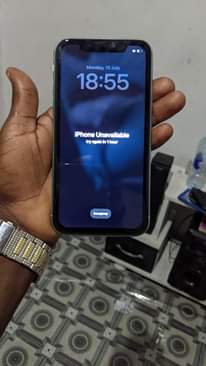 A picture of Iphone 11 pro mchawi rock na krek nyuma