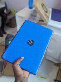 A picture of Tunauza laptops na desktops za aina zote.