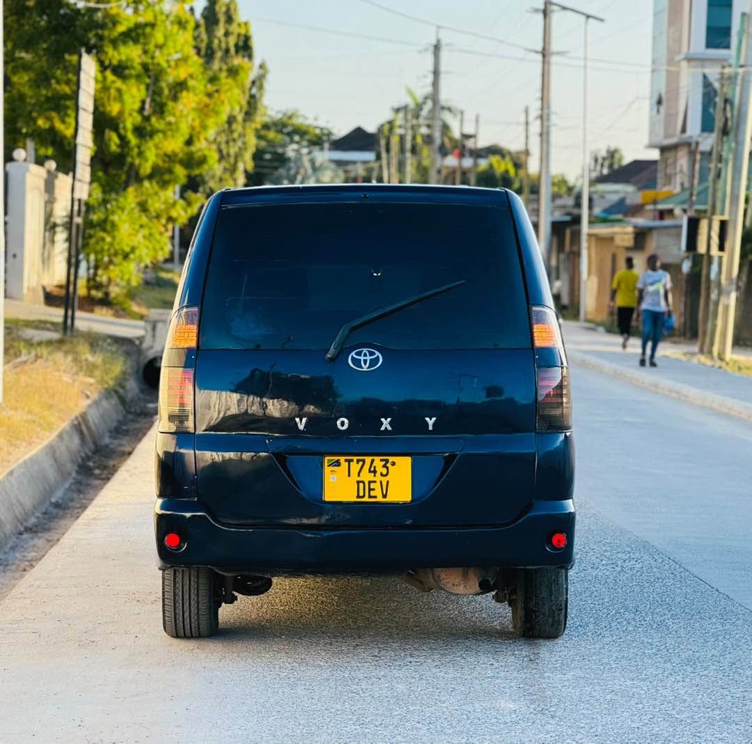 A picture of TOYOTA VOXY KALI