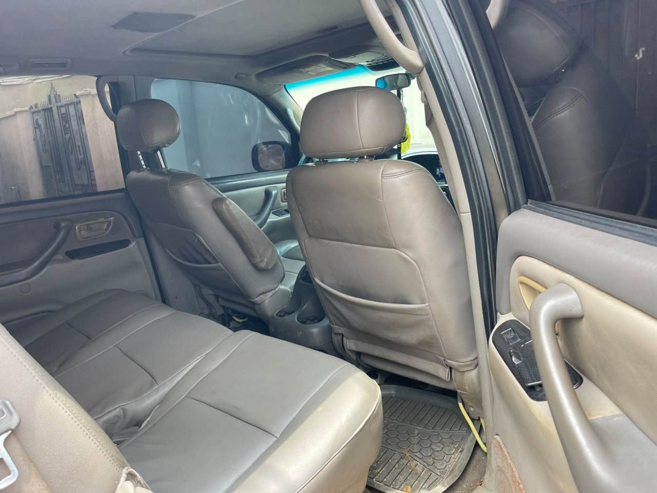 A picture of Toyota sequoia 2004