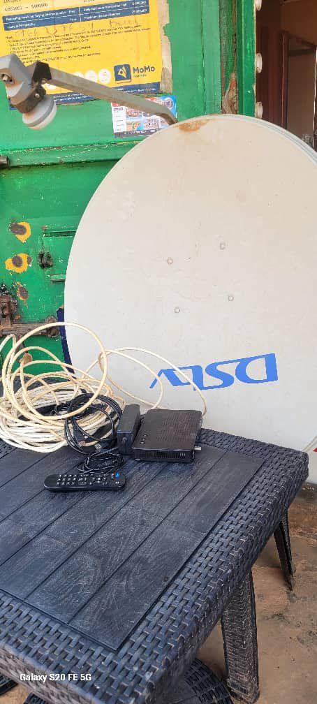 A picture of Dstv dish en decoder for sale