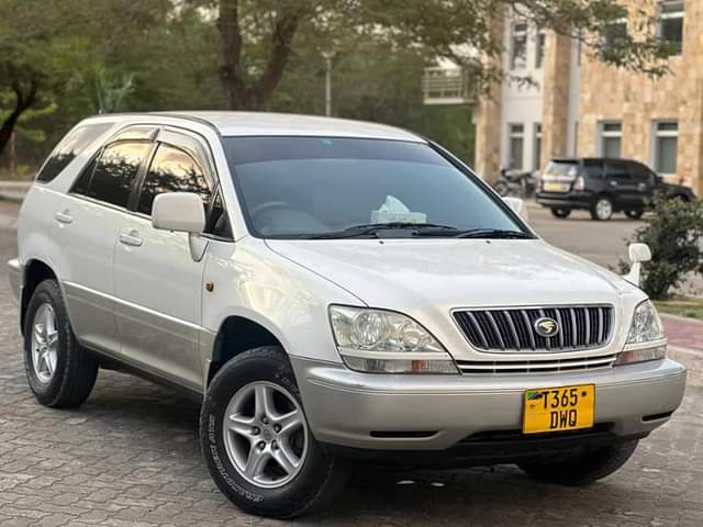 A picture of TOYOTA HARRIER OLD