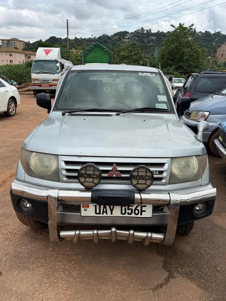 A picture of Mitsubishi pajero 12m