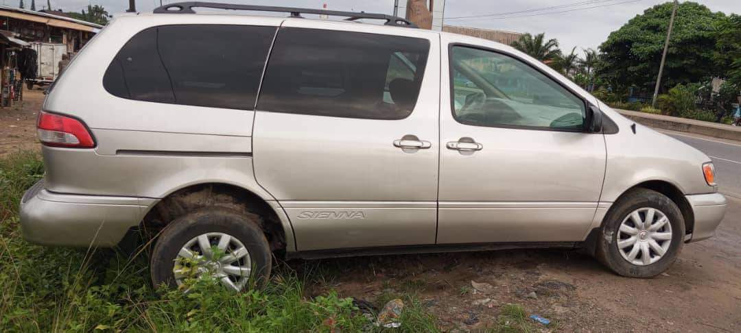 A picture of 2003 small sienna AC chilling Sweet and silent engine Gear