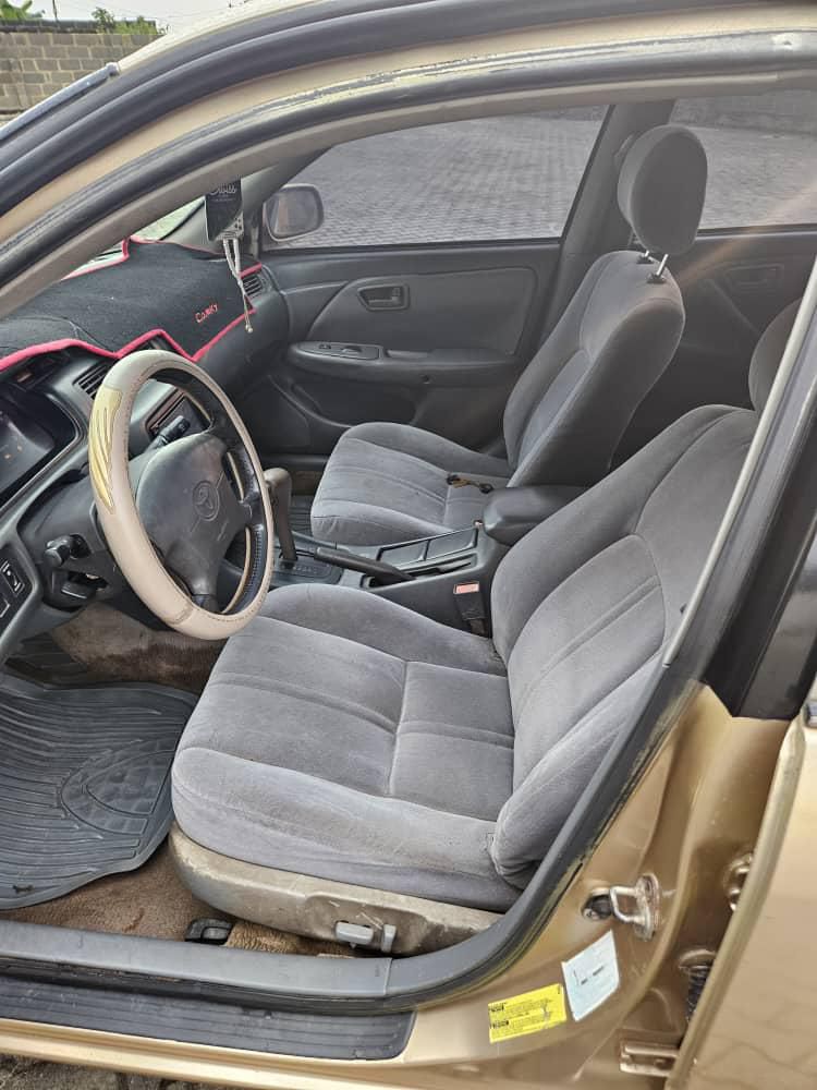 A picture of Toyota Camry tiny light registered 09066107030 