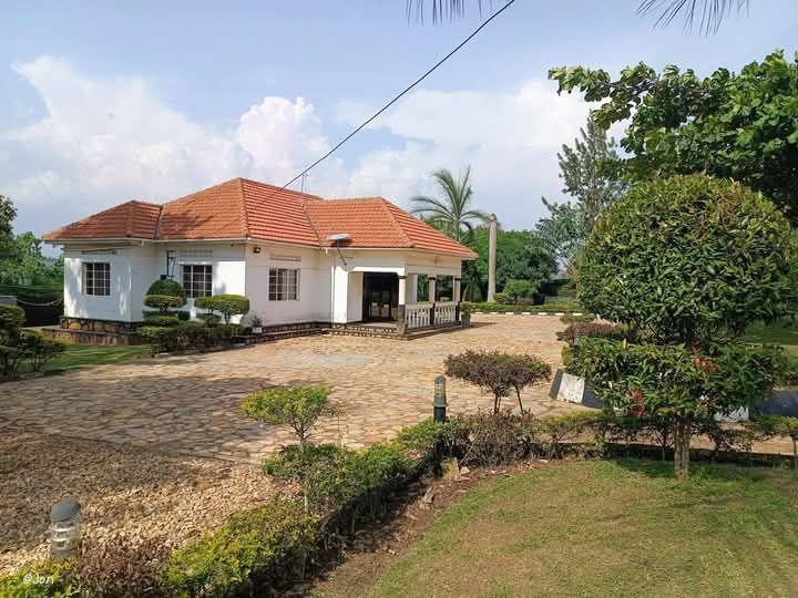 A picture of Country home for sale at 450m ugx at Nakawuka off