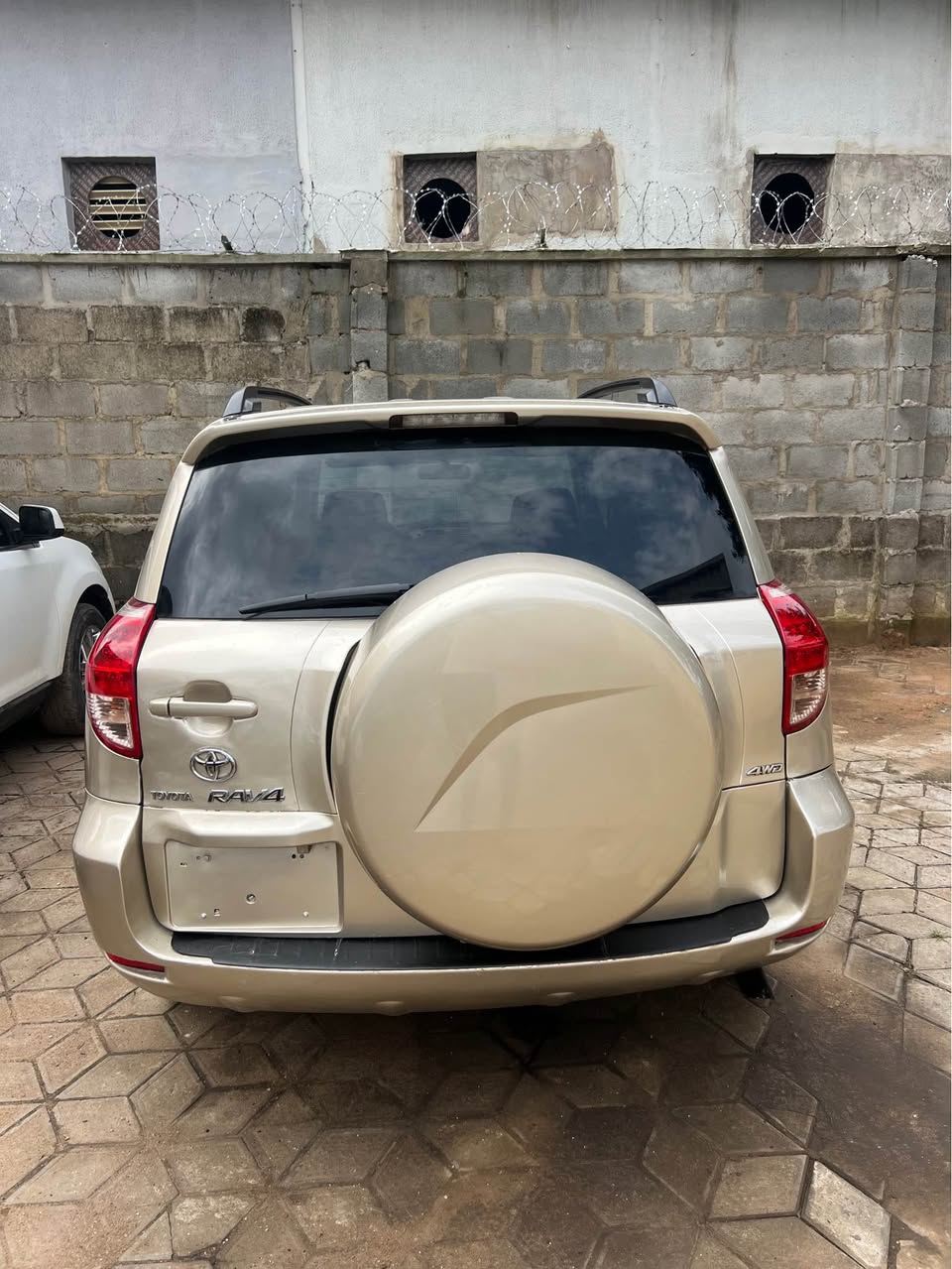 A picture of Toyota RAV4 nothing to fix 100 working Nigerian use