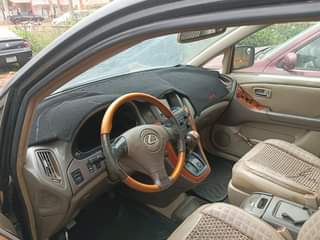 A picture of Lexus 300