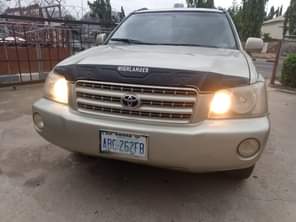 A picture of Toyota Highlander 2004 model 4 sale Clean body and interior