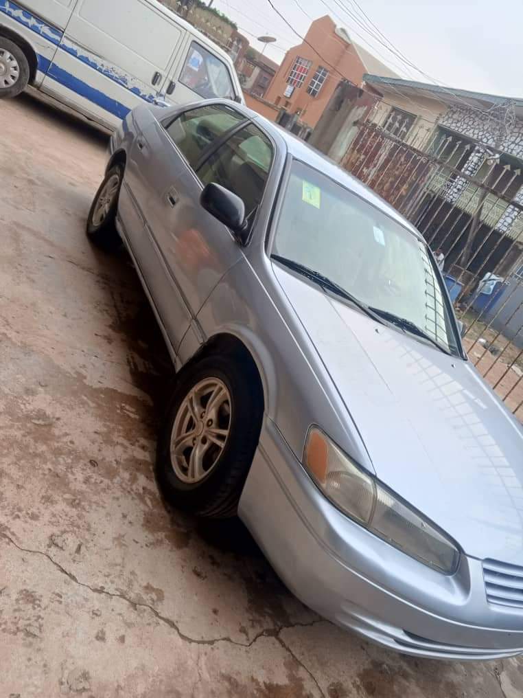 A picture of 2000 Camry toyota