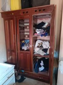 A picture of Kabati la mbao ngumu