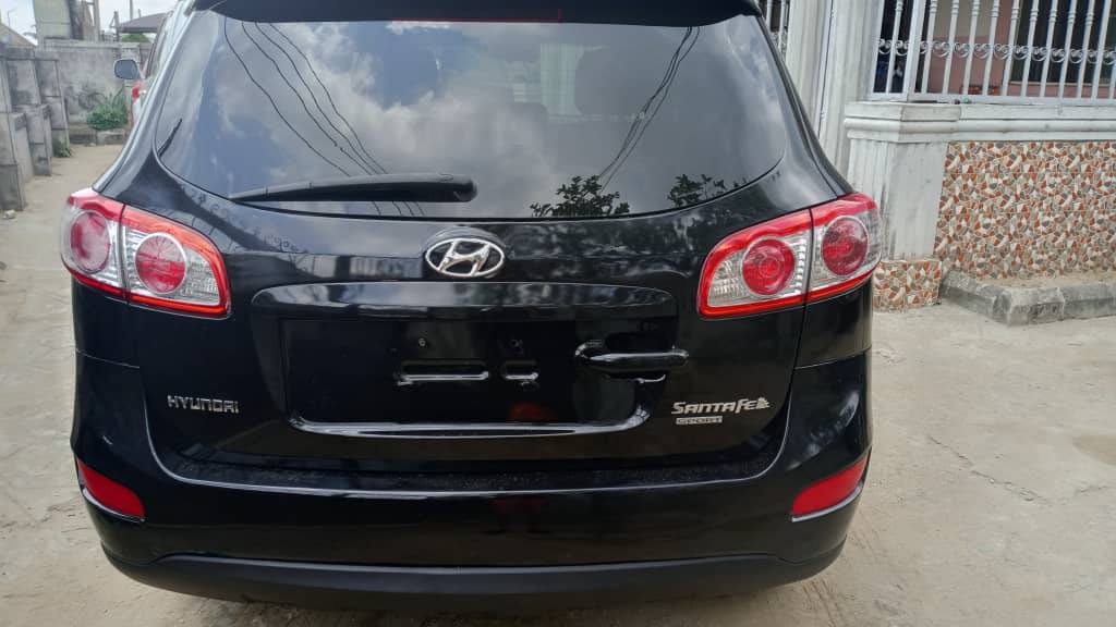 A picture of Hyundai santafe 2010 model
