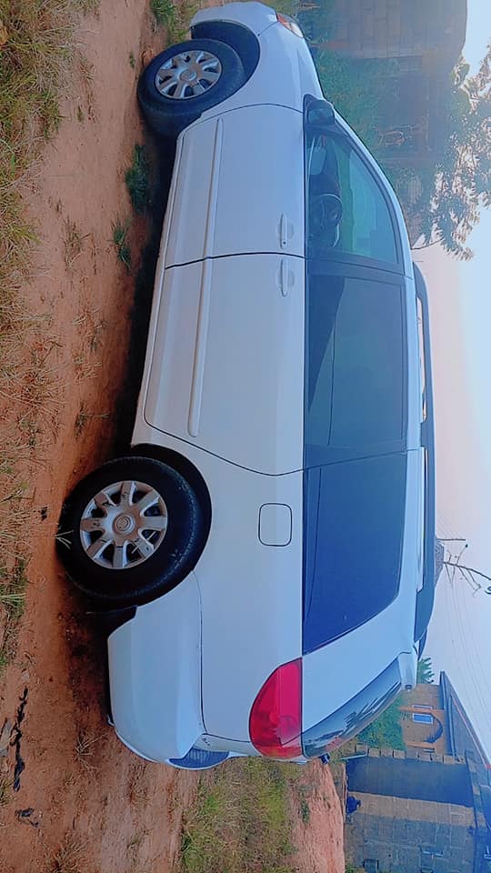 A picture of Toyota sienna05 with good engine and jeer