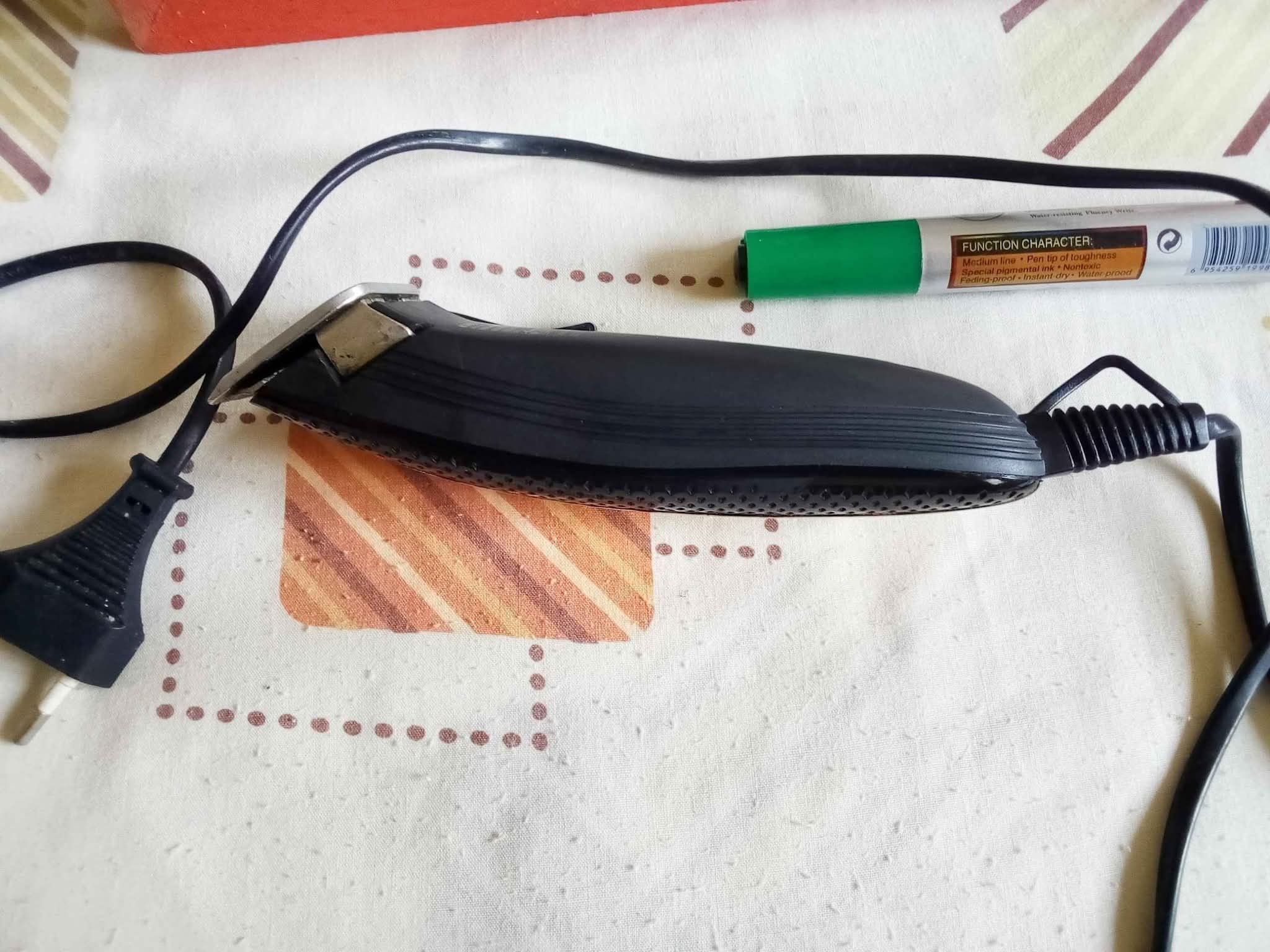 A picture of Saloon hair shaver in good condition 0785021057