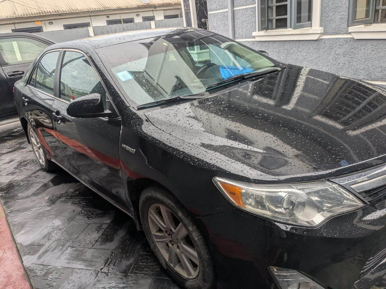 A picture of Toyota Camry Hybrid 012 model