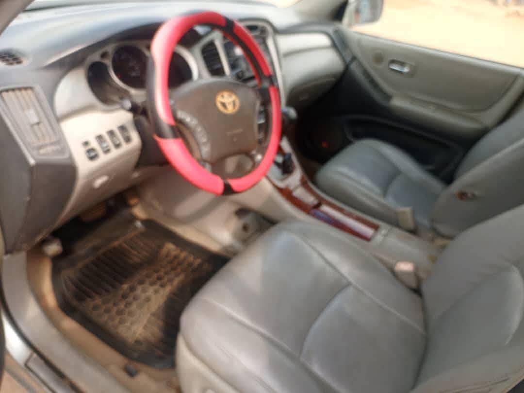 A picture of 2005 Toyota suv