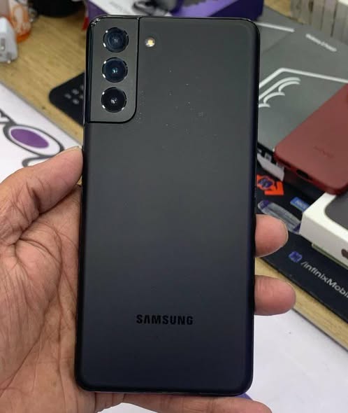 A picture of Samsung galaxy s21 plus