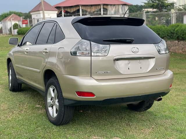 A picture of Lexus Rx 330