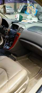 A picture of EXTREMELY CLEAN LEXUS RX300