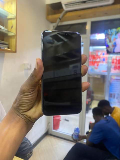 A picture of Iphone x 256gb