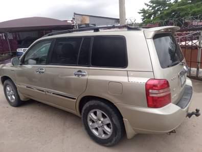 A picture of Toyota Highlander 2004 model 4 sale Clean body and interior