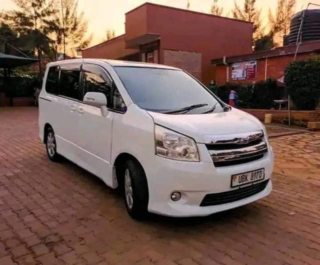 A picture of 2009 Toyota Toyota Noah 0702057335