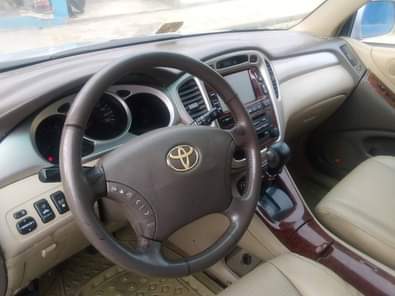 A picture of For sale for serious buyer Toyota Highlander 06 very good