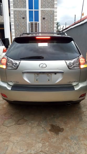 A picture of Lexus RX 330